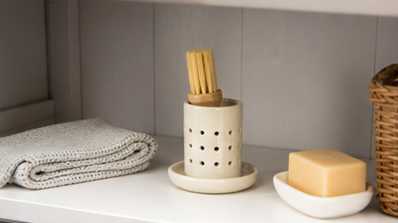 How to Set Up a Laundry Collar-Stain Brush Drying Cup